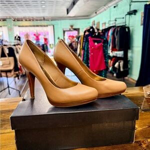 Liz & Co. Classic Venus Tan Heels